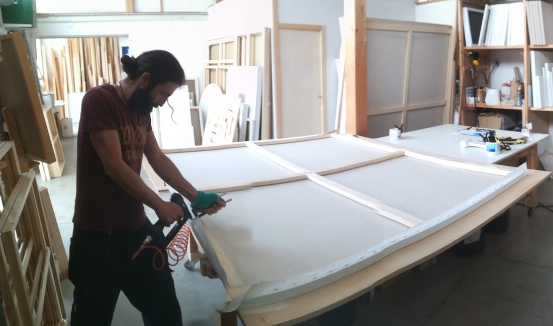 Montaggio e tensionatura di una tela su telaio nel laboratorio Cantagalli a Roma